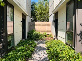 1130 E High St in Charlottesville, VA - Building Photo