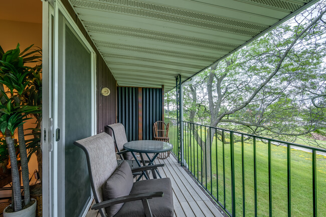 PENN ARMS APARTMENTS in Milwaukee, WI - Building Photo - Interior Photo