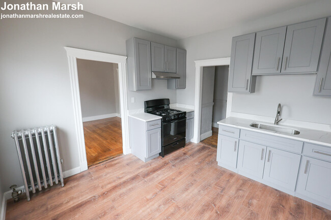 105 Evans St, Unit 3 in Boston, MA - Foto de edificio - Building Photo