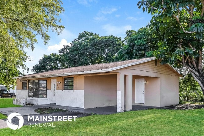 5801 Royal Palm Blvd in Margate, FL - Building Photo - Building Photo