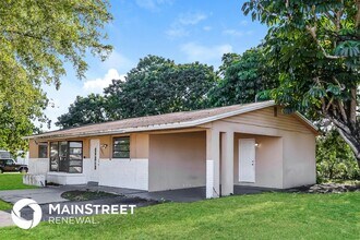 5801 Royal Palm Blvd in Margate, FL - Foto de edificio - Building Photo