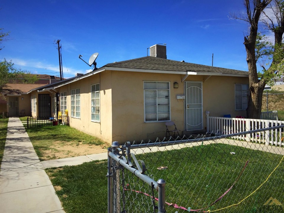 16365 K St in Mojave, CA - Building Photo