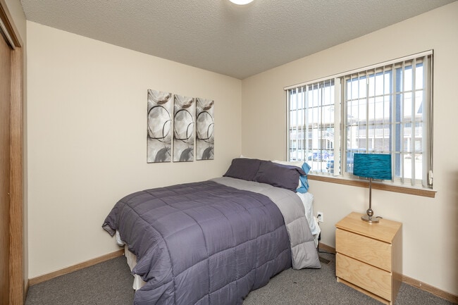 Hillcrest Park Apartments-Student Housing