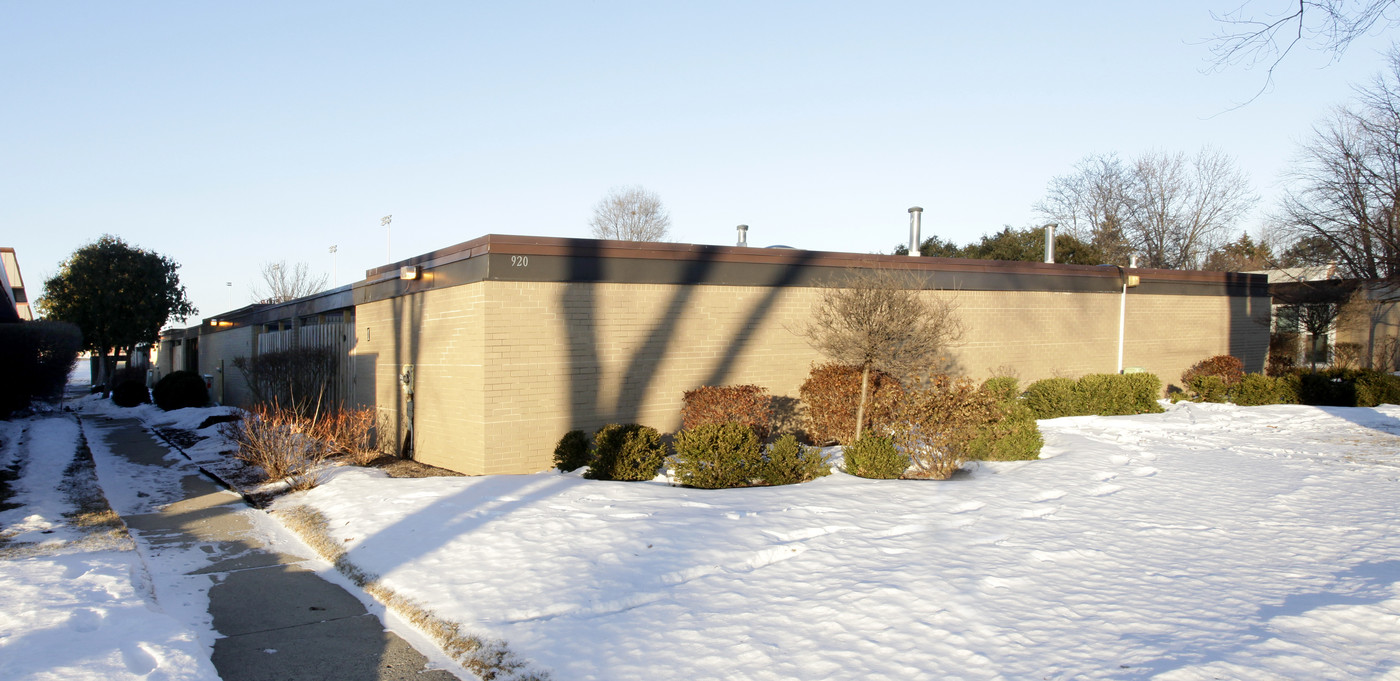 Shady Way in Arlington Heights, IL - Building Photo