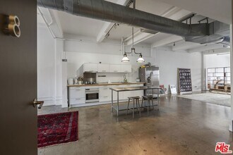 814 S Spring St, Unit 8 in Los Angeles, CA - Foto de edificio - Building Photo