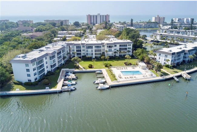 600 Sutton Plz, Unit PH 402 in Longboat Key, FL - Building Photo - Building Photo