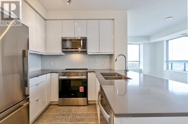 3270 Sheppard Ave E in Toronto, ON - Building Photo - Building Photo