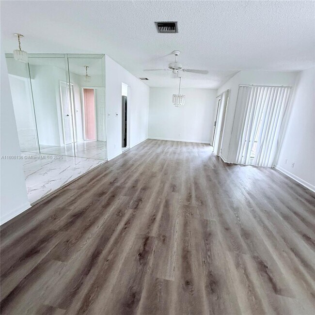 6183 Live Oak Ct, Unit d in Tamarac, FL - Building Photo - Building Photo