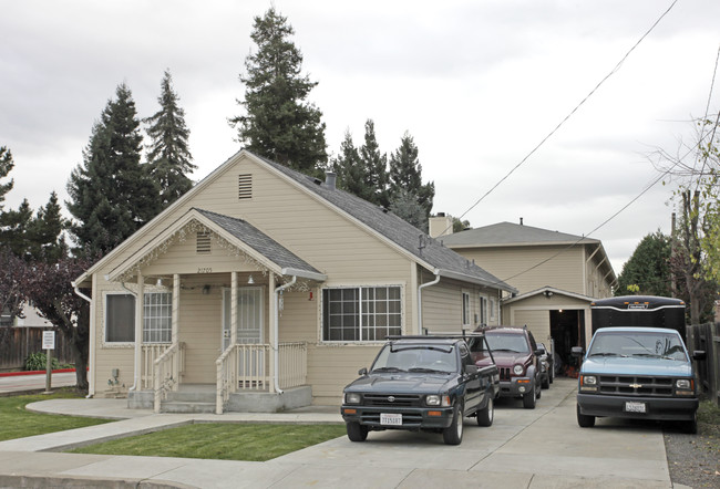 21705 Vallejo St in Hayward, CA - Foto de edificio - Building Photo