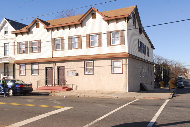 109 Throop Ave in New Brunswick, NJ - Foto de edificio - Building Photo