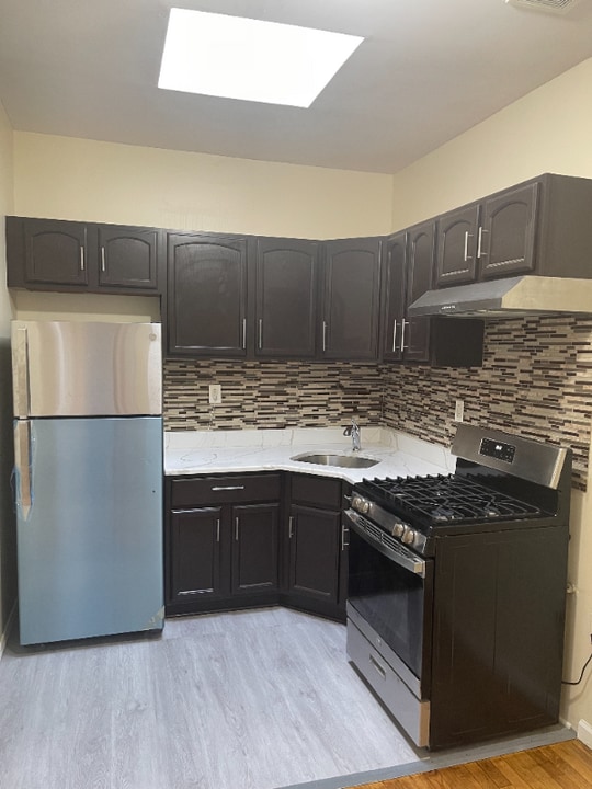 130 Woodbine St in Brooklyn, NY - Building Photo
