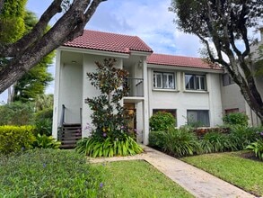 5750 Fairway Park Ct in Boynton Beach, FL - Building Photo - Building Photo