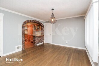 705 NE Shady Ln Dr in Kansas City, MO - Foto de edificio - Building Photo