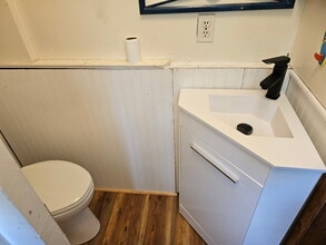 123 Harbor Dr, Unit Goodwinapt in Newport, NC - Building Photo - Building Photo