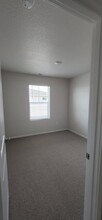 2215 Livesay Ln in Woodburn, OR - Building Photo - Building Photo