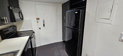 18021 Biscayne Blvd in Aventura, FL - Foto de edificio - Building Photo