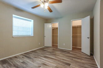 The Oaks At Moritz Apartments in Houston, TX - Building Photo - Building Photo