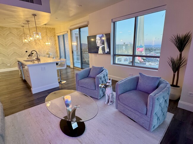 200 W Sahara Ave, Unit 1808 in Las Vegas, NV - Foto de edificio - Building Photo