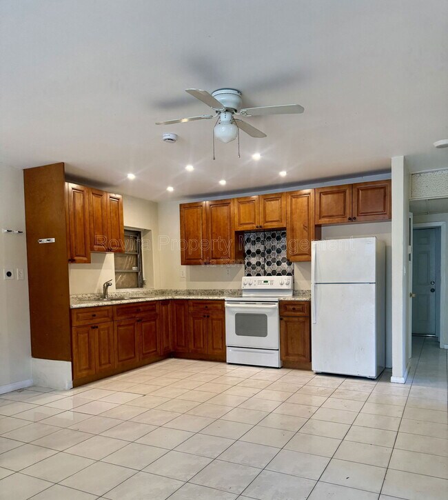 1155 Peak Rd in Lantana, FL - Building Photo - Building Photo