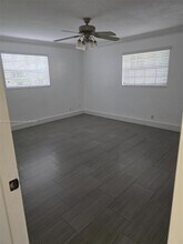 8090 W 18th Ct in Hialeah, FL - Foto de edificio - Building Photo