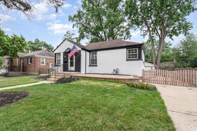 24 Hiawatha Dr in Clarendon Hills, IL - Foto de edificio - Building Photo