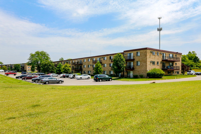 Woodbridge on the Lake in West Chester, OH - Building Photo - Building Photo