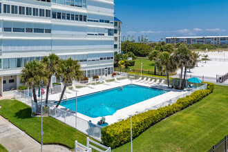 Starlight Tower in St Pete Beach, FL - Foto de edificio - Building Photo