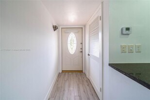 711 S Hollybrook Dr in Pembroke Pines, FL - Building Photo