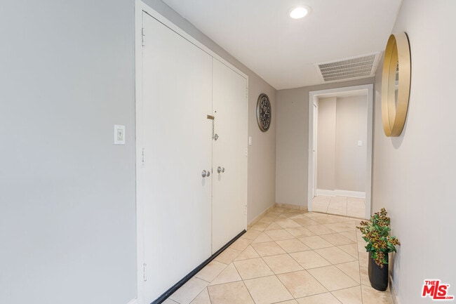 818 N Doheny Dr in West Hollywood, CA - Building Photo - Building Photo