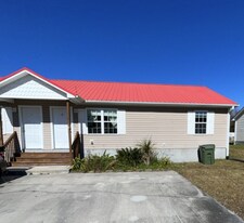 106 Laib Ln in Sneads Ferry, NC - Building Photo