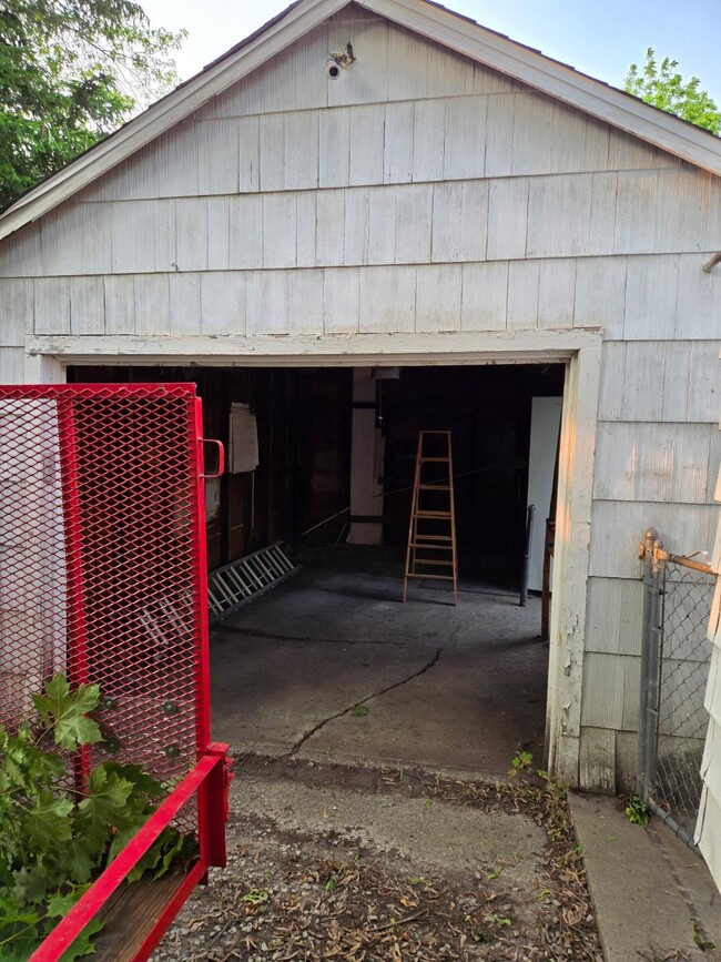717 E Butler St in Adrian, MI - Building Photo - Building Photo