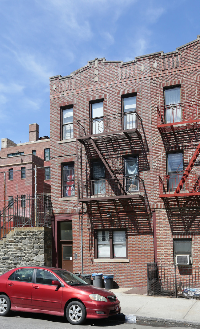 481 Montgomery Street in Brooklyn, NY - Building Photo - Building Photo