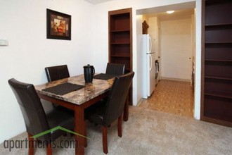 Le Chateau Apartments in Houston, TX - Building Photo - Interior Photo