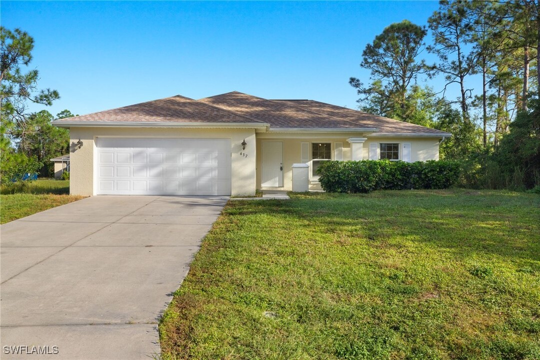 437 Broadmoor St in Lehigh Acres, FL - Building Photo