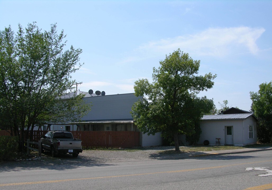 407 E 1st Ave in Big Timber, MT - Foto de edificio