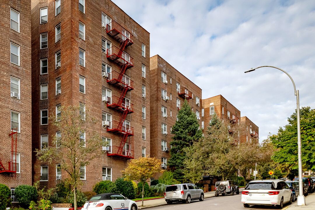 6730 Clyde St in Forest Hills, NY - Foto de edificio