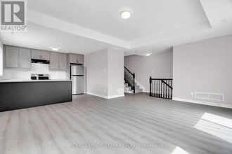 810 Parnian Private in Ottawa, ON - Building Photo - Building Photo