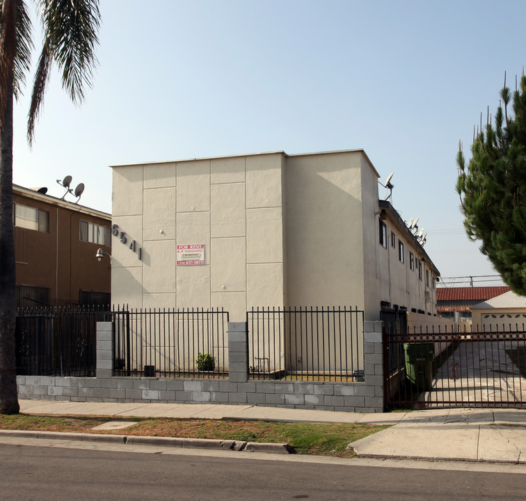 6541 Brynhurst Ave in Inglewood, CA - Building Photo