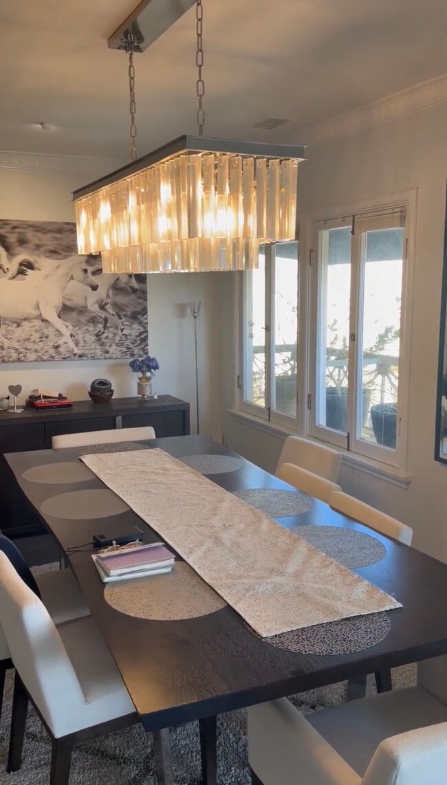 1328 Londonderry View Dr in Los Angeles, CA - Foto de edificio - Building Photo