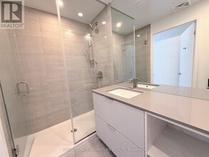 1 Fairview Rd E in Mississauga, ON - Building Photo - Building Photo