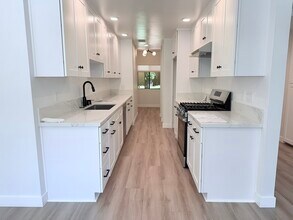 14572 Dickens St, Unit 105 in Los Angeles, CA - Building Photo - Building Photo