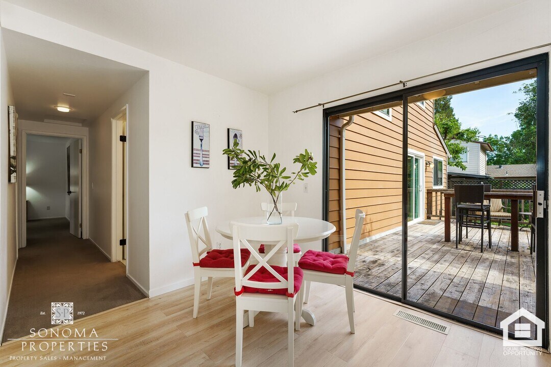 1053 Sonoma Glen Cir in Glen Ellen, CA - Building Photo