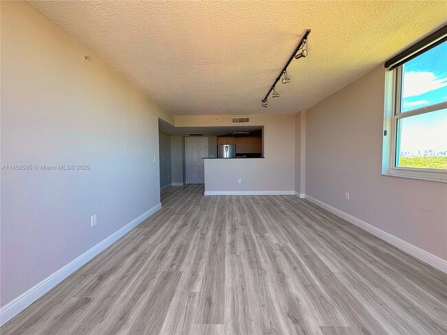 3000 Coral Way, Unit 816 in Coral Gables, FL - Building Photo - Building Photo