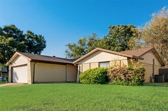 1016 Summit Cir in Carrollton, TX - Foto de edificio - Building Photo