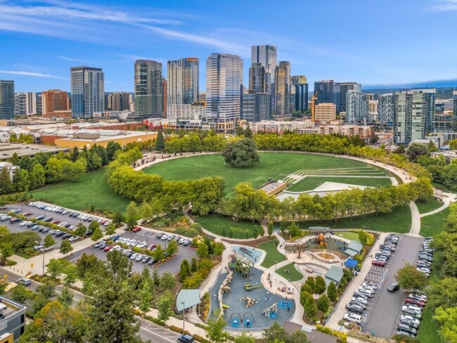 520 Bellevue Way SE in Bellevue, WA - Building Photo - Building Photo