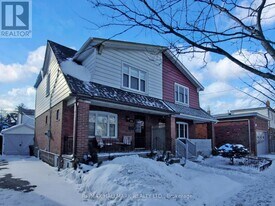 125 Aldwych Ave in Toronto, ON - Building Photo