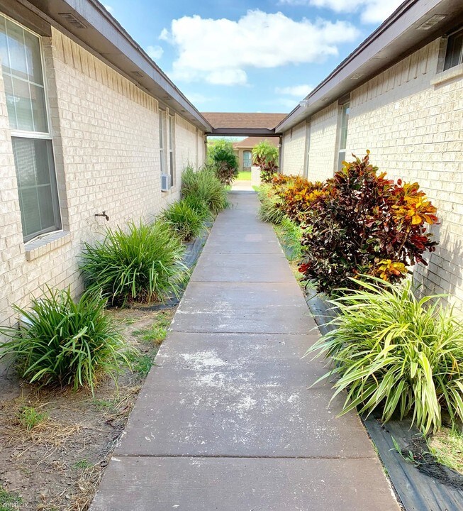 800 W Bronze Dr-Unit -Apt 2 in Pharr, TX - Building Photo