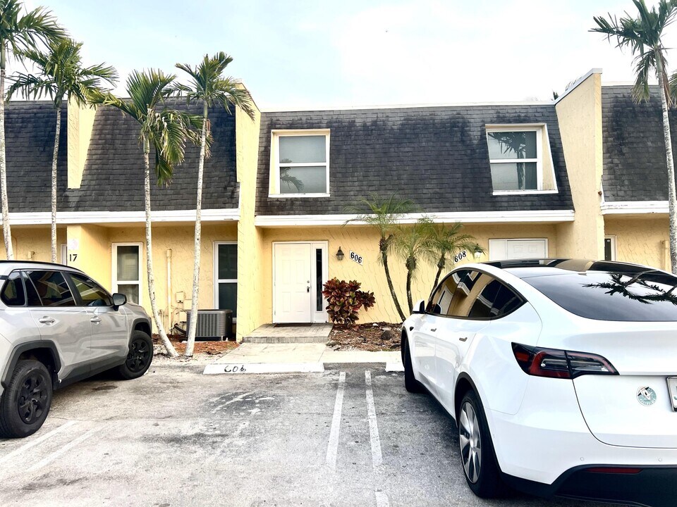 606 SW 1st St in Boynton Beach, FL - Building Photo