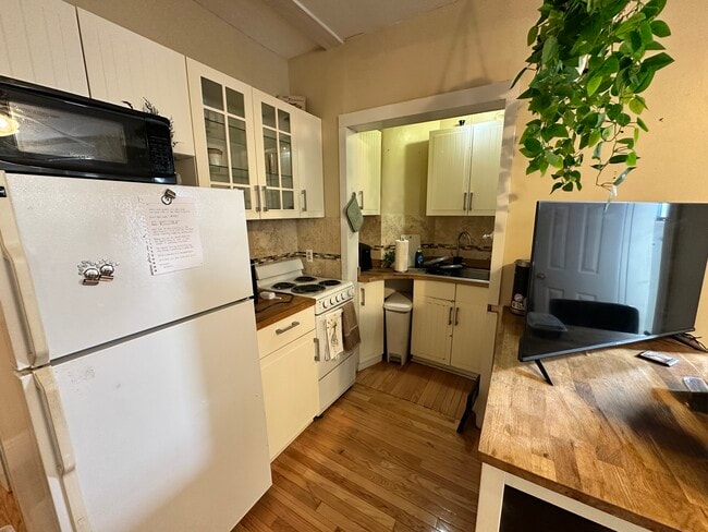 65 Burbank St, Unit 12 in Boston, MA - Foto de edificio - Building Photo