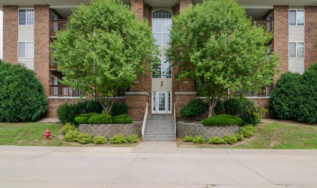 2534 Cascade Ln, Unit 2534 in Iowa City, IA - Building Photo